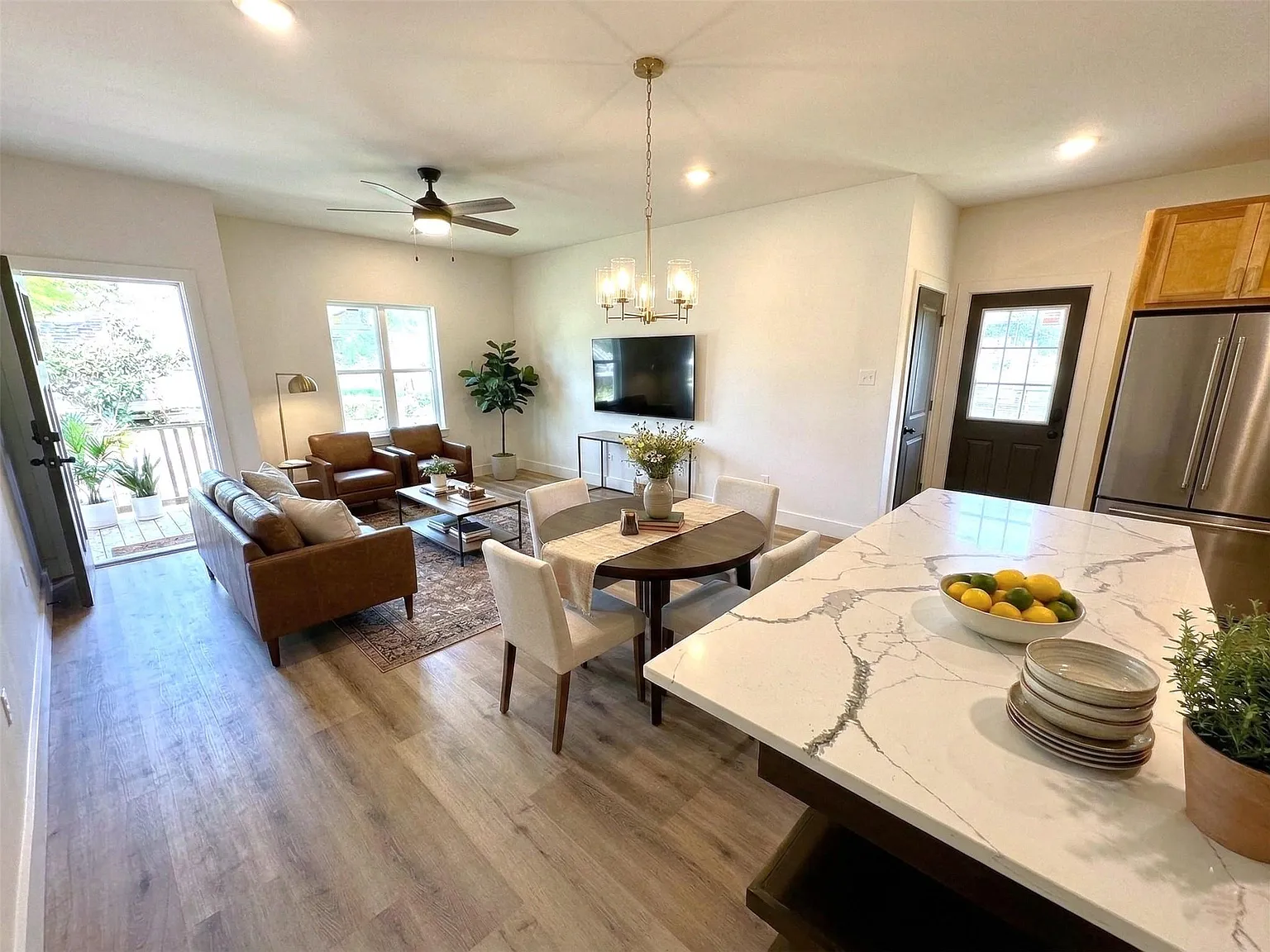 3 bed, 2.0 bath, 1600 sqft, $2,095 — Photo 4