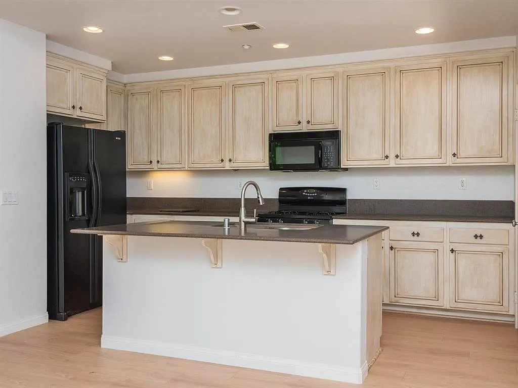 3 bed, 1865 sqft, $3,995 — Photo 3