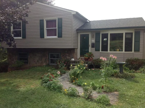 6644 South Dr, Radford, VA 24141