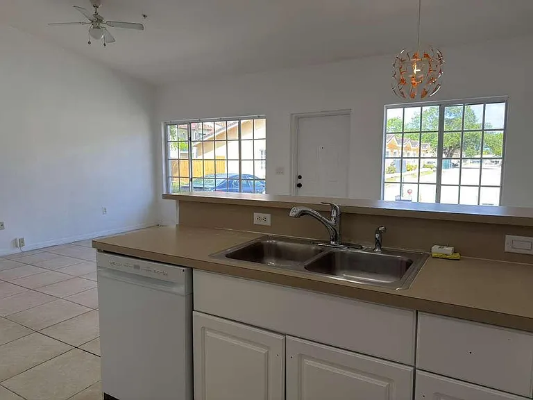 3842 SW 48th Ave — Photo 5