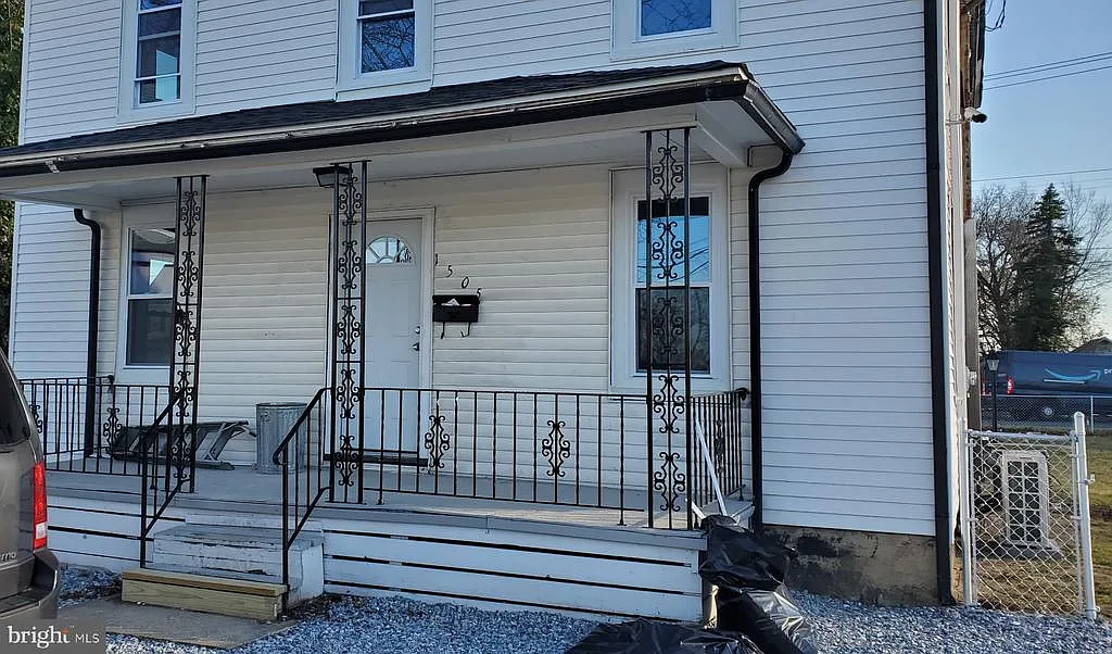 4 bed, 2.0 bath, 2040 sqft, $2,300 — Photo 1