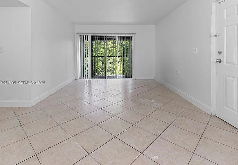 1201 Lake Victoria Dr #V — Photo 5