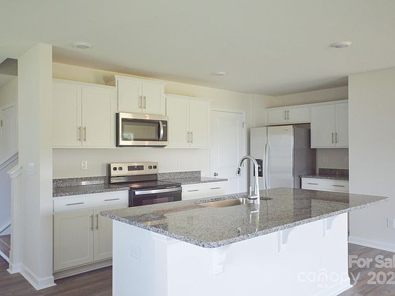 5th image of 40 Lillian Ln