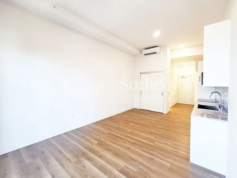 987 Queen St #806 — Photo 2