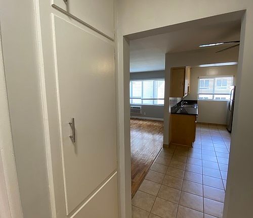 4th image of 7261 Franklin Ave #211