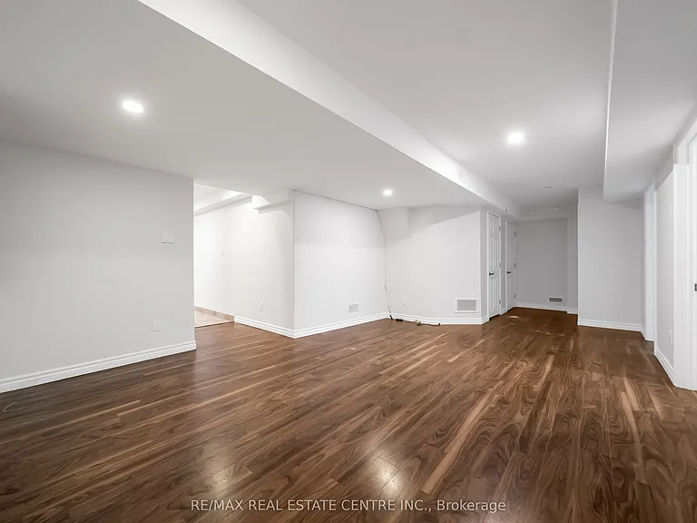 1074 Farmstead Dr — Photo 17