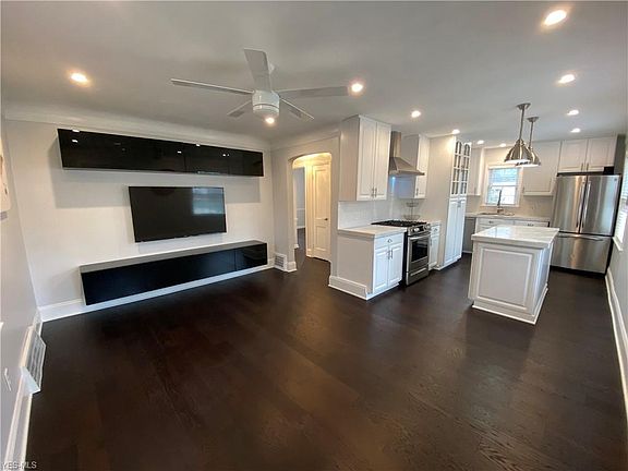 3rd image of 512 Huntmere Dr