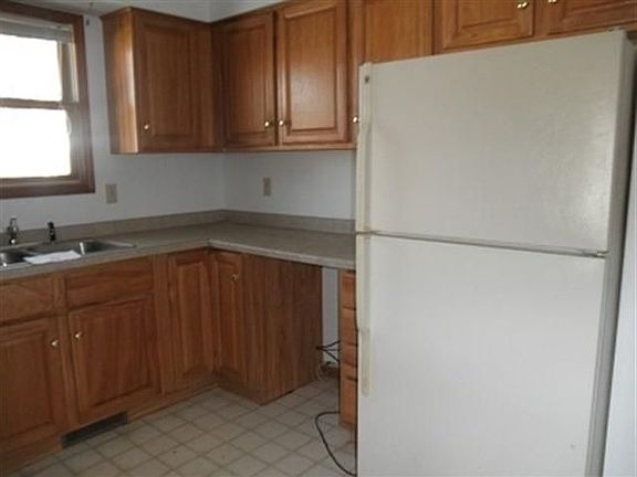 4th image of 440 E 1st St