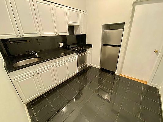 4th image of 117 Waverly Pl APT 1FW