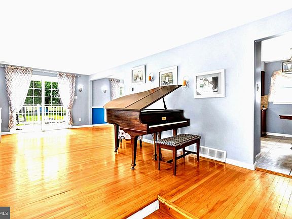 5th image of 2404 Arden Rd