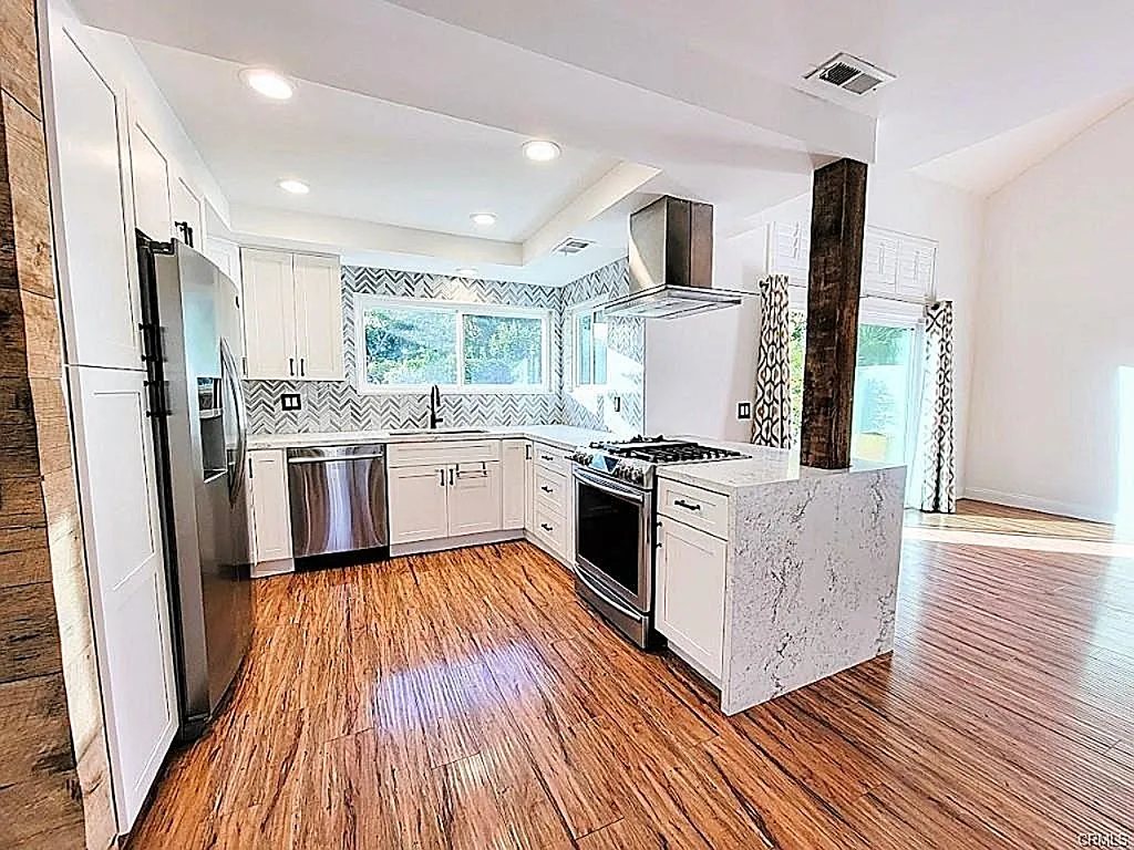 2 bed, 2.5 bath, 1223 sqft, $3,800 — Photo 2