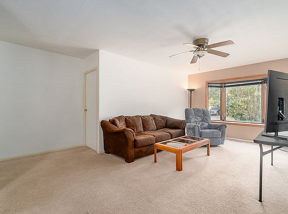 4th image of 114 Austin Ave