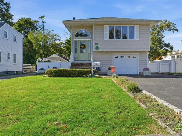 12A Pauchogue Avenue, East Islip, NY 11730