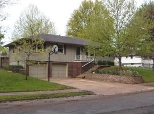 1301 SW Essex Cir, Blue Springs, MO 64014