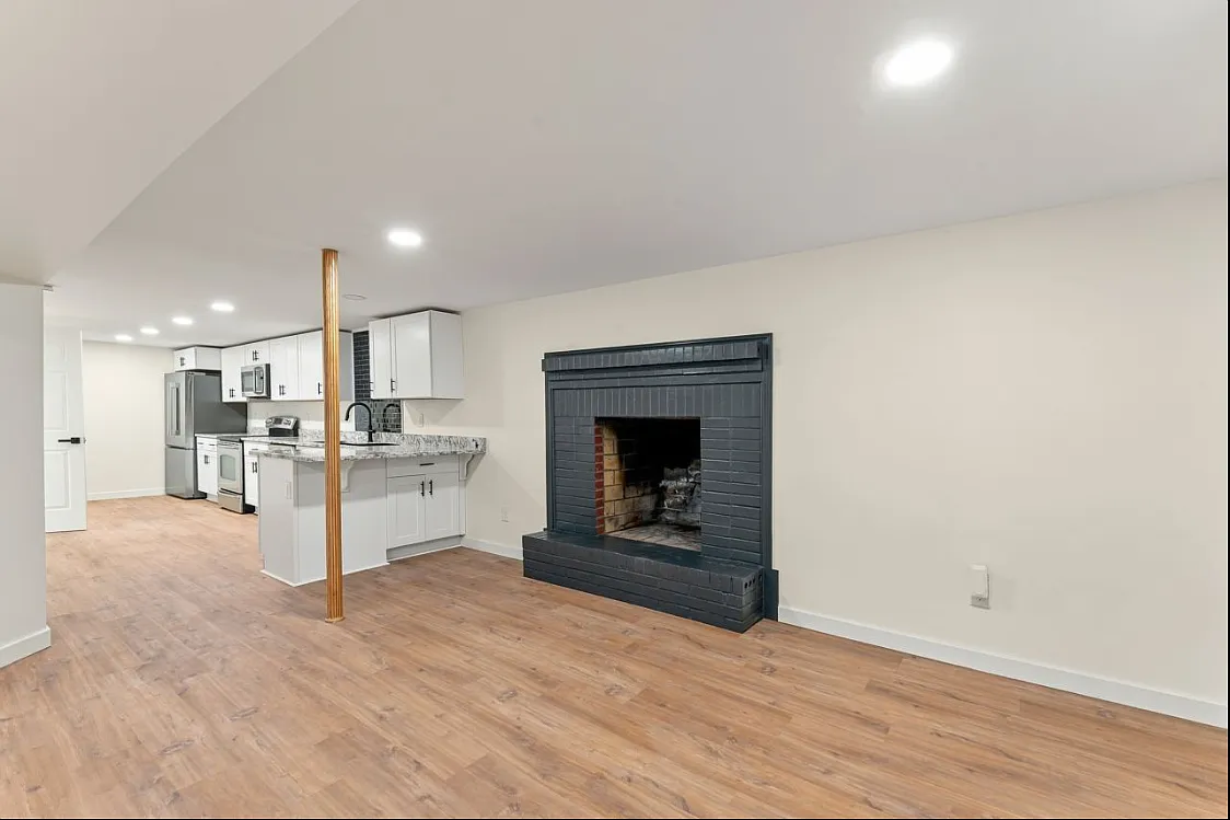 3 bed, 1200 sqft, $2,400 — Photo 4