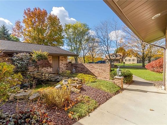 3rd image of 102 Foxwood Dr