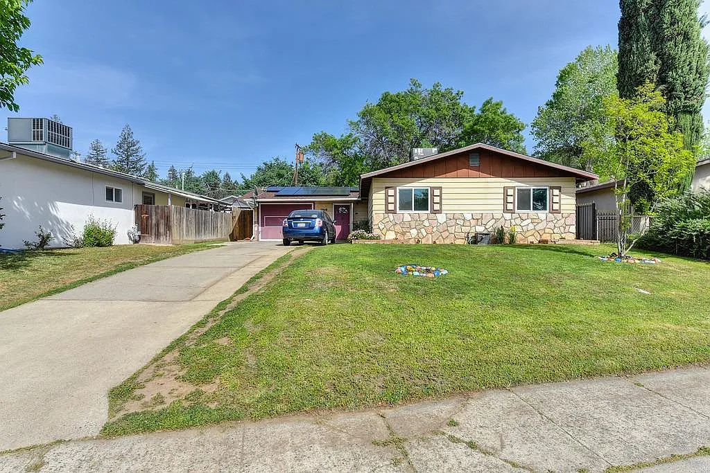 7848 Rosswood Dr photo 1