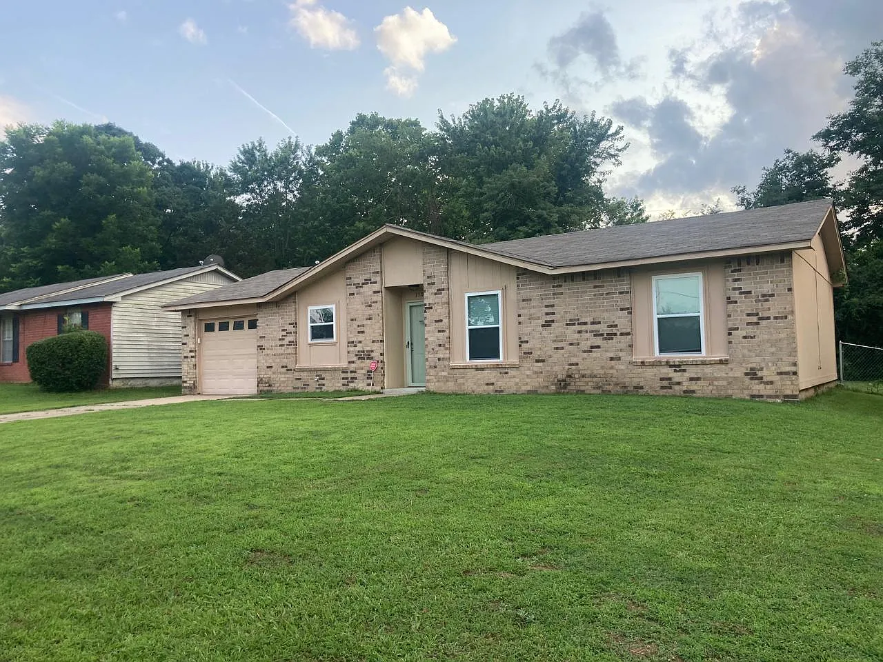 3 bed, 1.5 bath, 1043 sqft, $1,300 — Photo 1