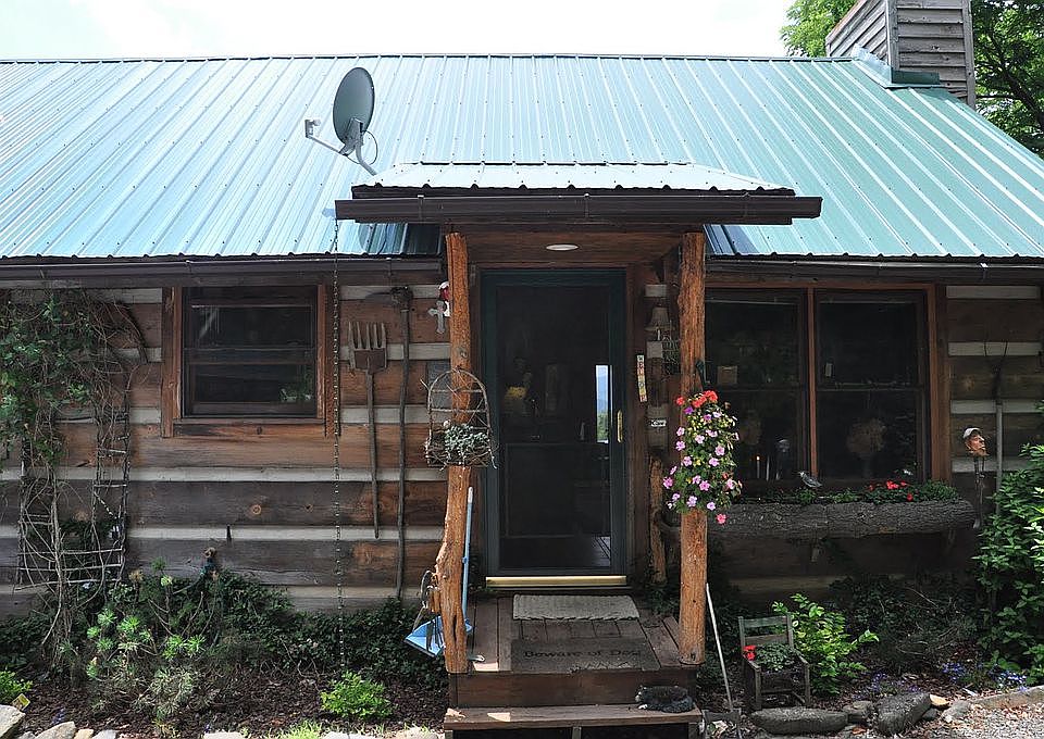 2nd image of 1668 Rich Mountain Rd