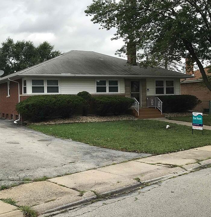 1st image of 920 E 162nd Pl