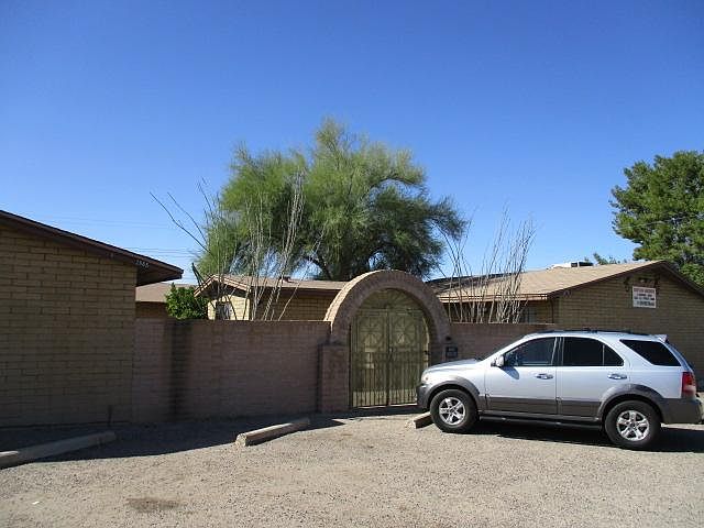 security gate from parking, into court yd.