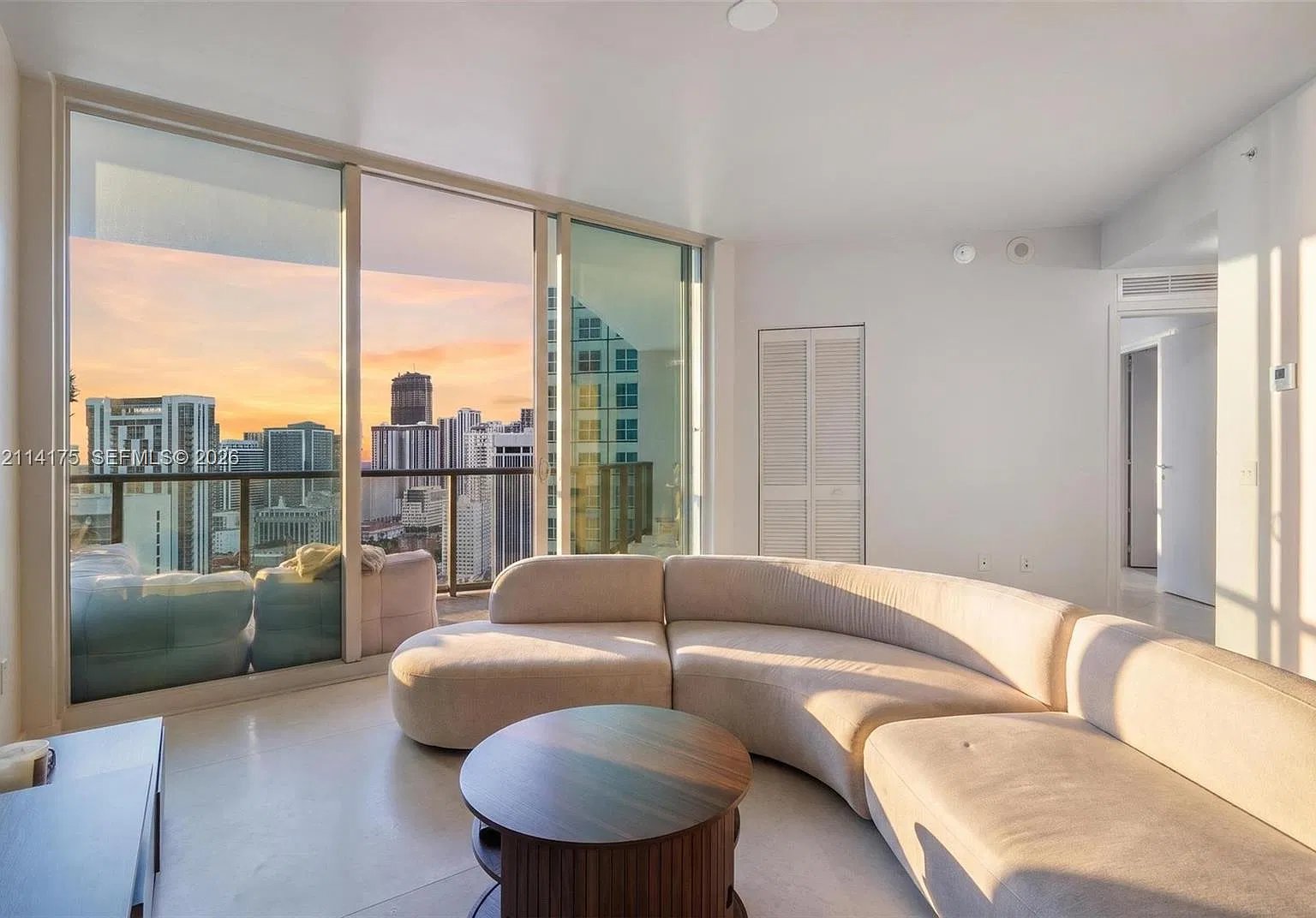 Met 1 Condo — Photo 1