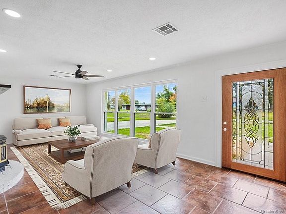 3rd image of 63 Horseshoe Ln