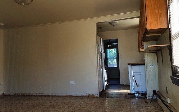 3rd image of 10008 S Moody Ave