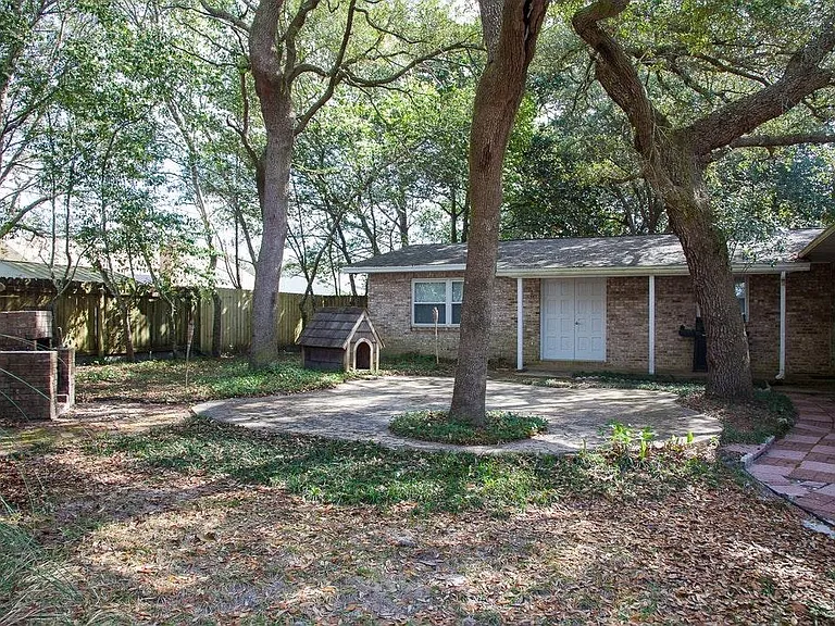 4229 Lancaster Dr — Photo 2