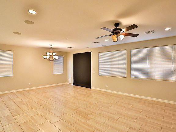 4th image of 2556 E Orleans Dr