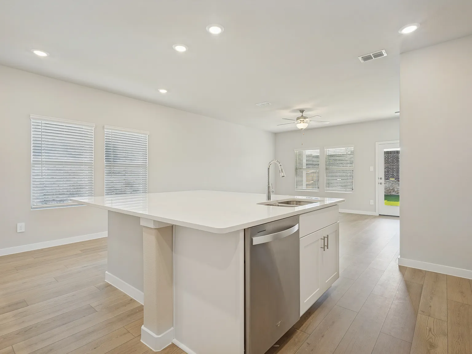 3 bed, 1381 sqft, $2,100 — Photo 4