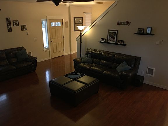 3rd image of 804 Pioneer St