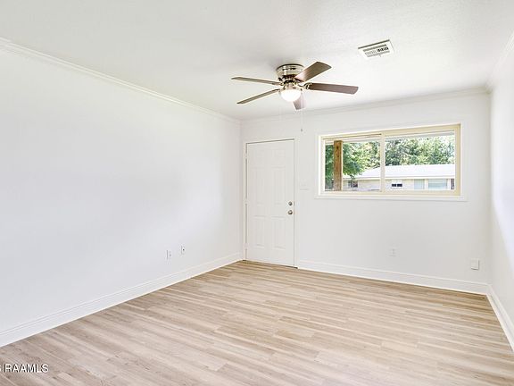 4th image of 204 Maple Dr
