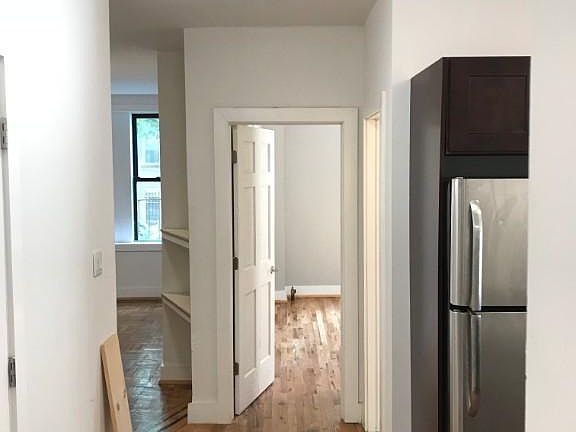 5th image of 668 Hancock St #2B