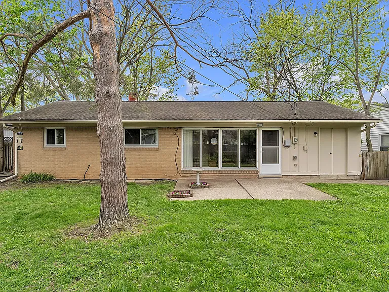 1114 N Maple Rd — Photo 22
