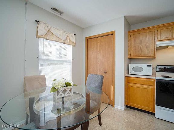 2-Eat In Kitchen