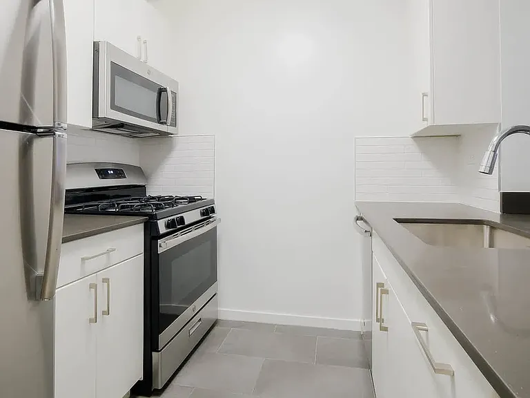 505 W 54th St #825 — Photo 6