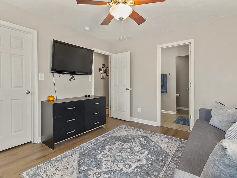 2410 N College Ave — Photo 35