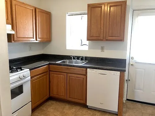 436 N Highland Ave NE Photo 1