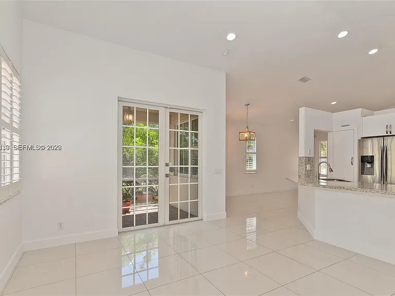 889 Sand Creek Cir — Photo 11