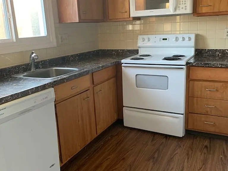 Angle-Tyler Apartments — Photo 11