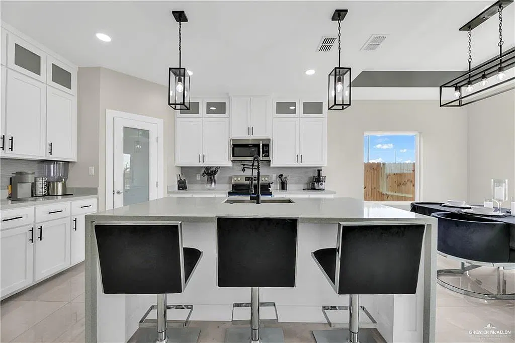 4 bed, 3.0 bath, 2150 sqft, $2,800 — Photo 3