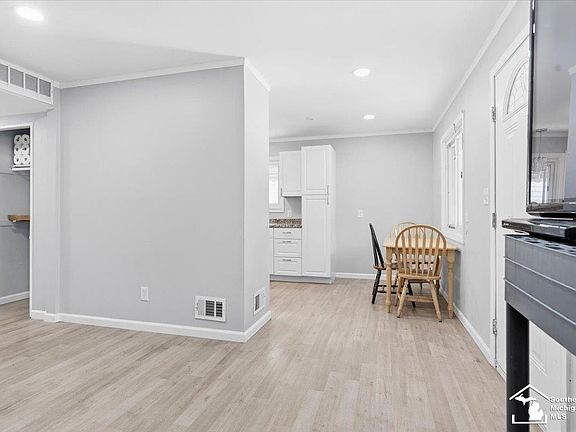 3rd image of 5885 Sylvia St
