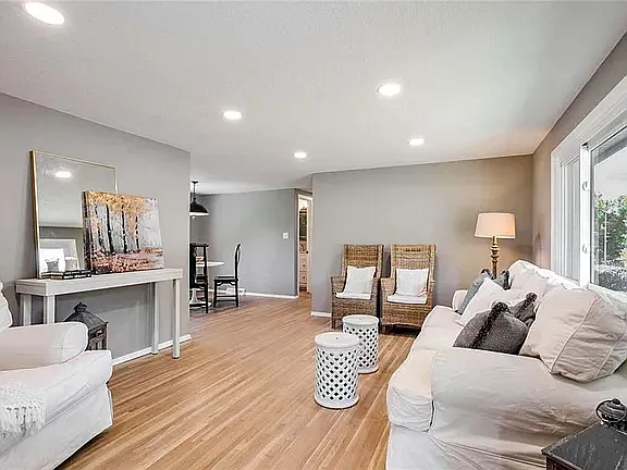 5805 N Colrain Ave — Photo 3