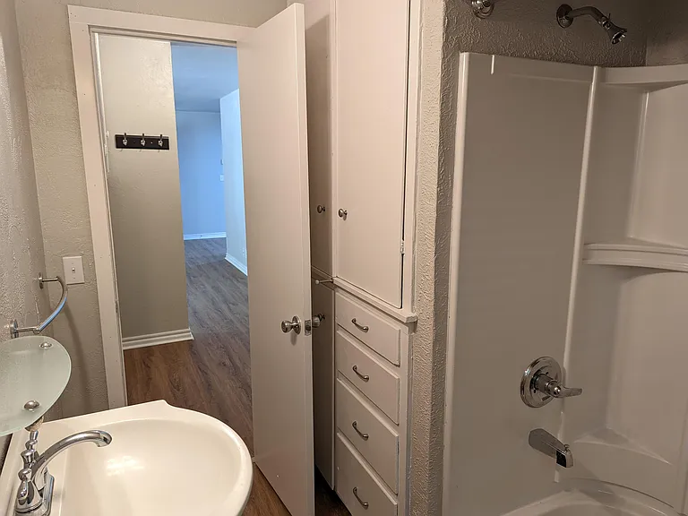 1027 W Apache St — Photo 17