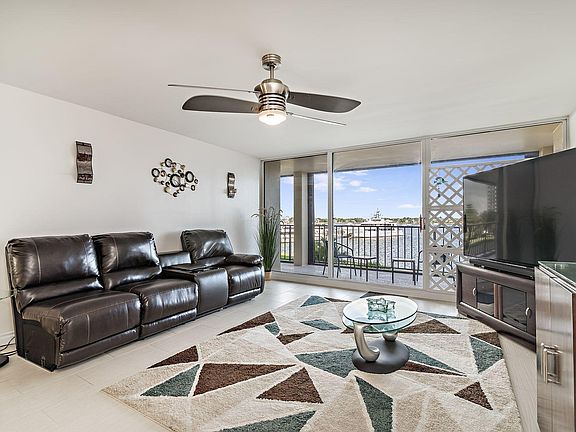 3rd image of 132 Lakeshore Dr APT 318