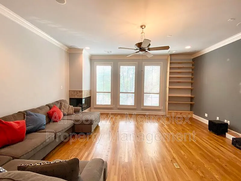 2 bed, 2.5 bath, 2265 sqft, $3,200 — Photo 3