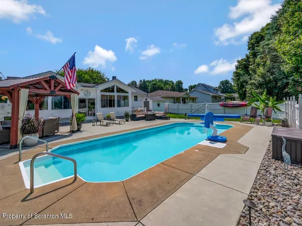 912 Hilltop Dr, Jessup, PA 18434