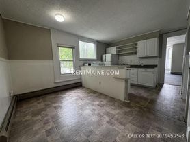 3 Newhall St, Fairfield, ME