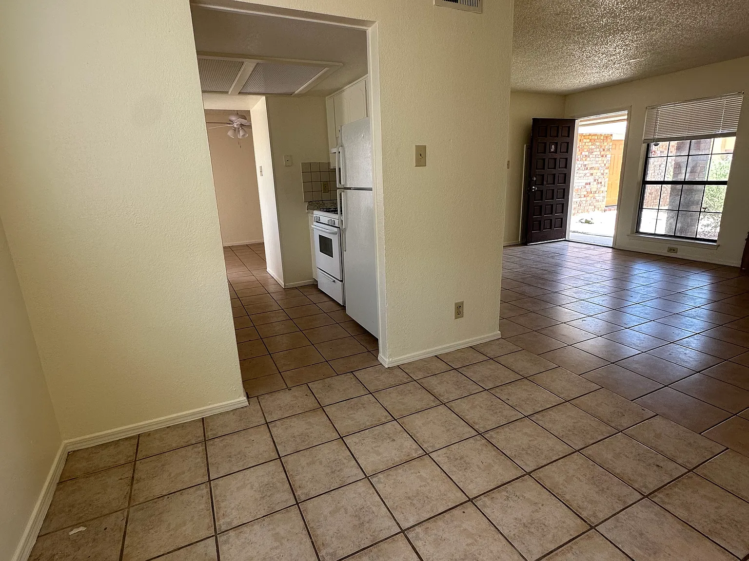 3 bed, 2.5 bath, 1454 sqft, $1,600 — Photo 2